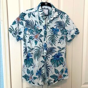 Floral men’s Hawaiian shirt. Short sleeve button front size S
